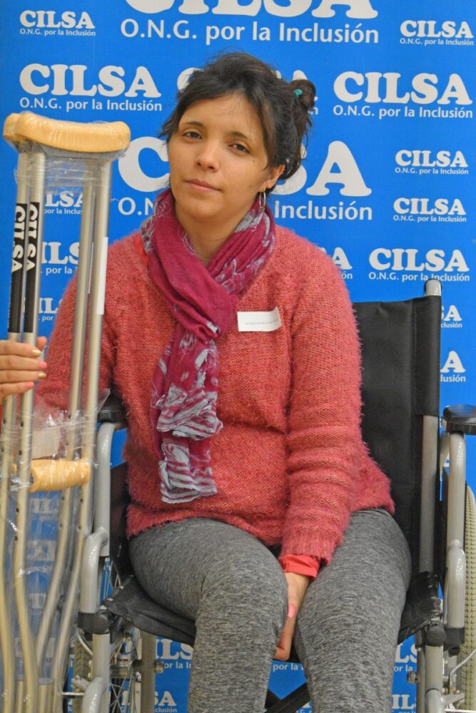 Imagen ilustrativa, En la imagen se ve una mujer con muletas en sus manos y sentada en silla de ruedas.