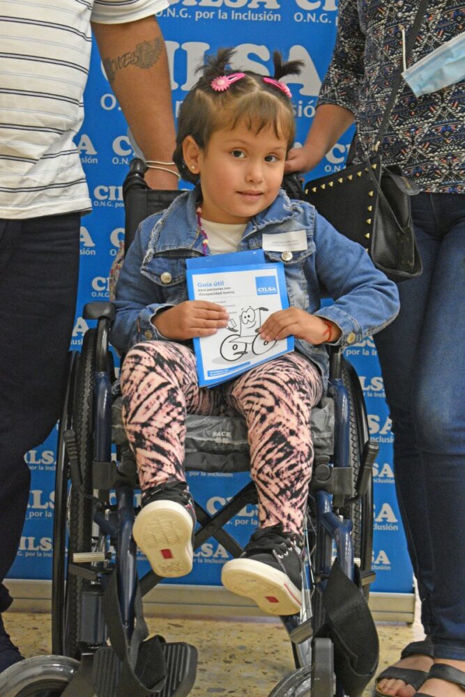 Imagen ilustrativa, En la imagen se ve una niña en silla de ruedas.